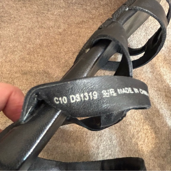 COLE HAAN NIKE Sz 9.5B Gladiator Stylish Black Strappy Sandals Flats Zipper Back - Picture 11 of 12